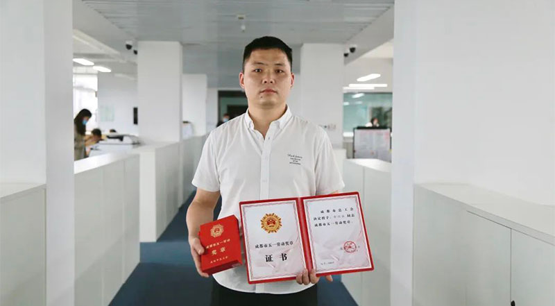 乐鱼官方网页版药业古兴云荣获"成都市五一劳动奖章"！
