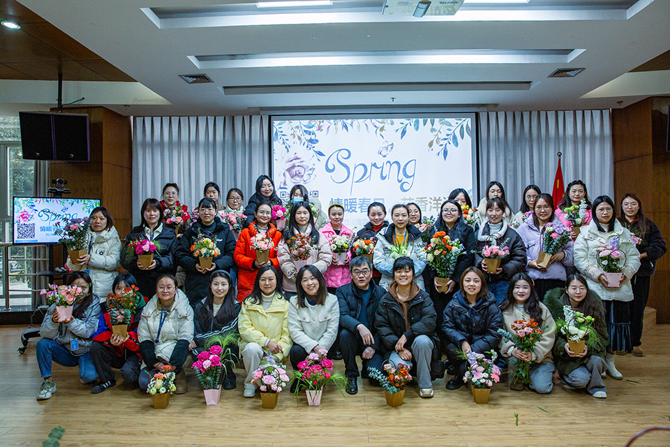 巾帼心向党·花香绽芳华|乐鱼官方网页版开展庆“三八”妇女节暨主题党日活动